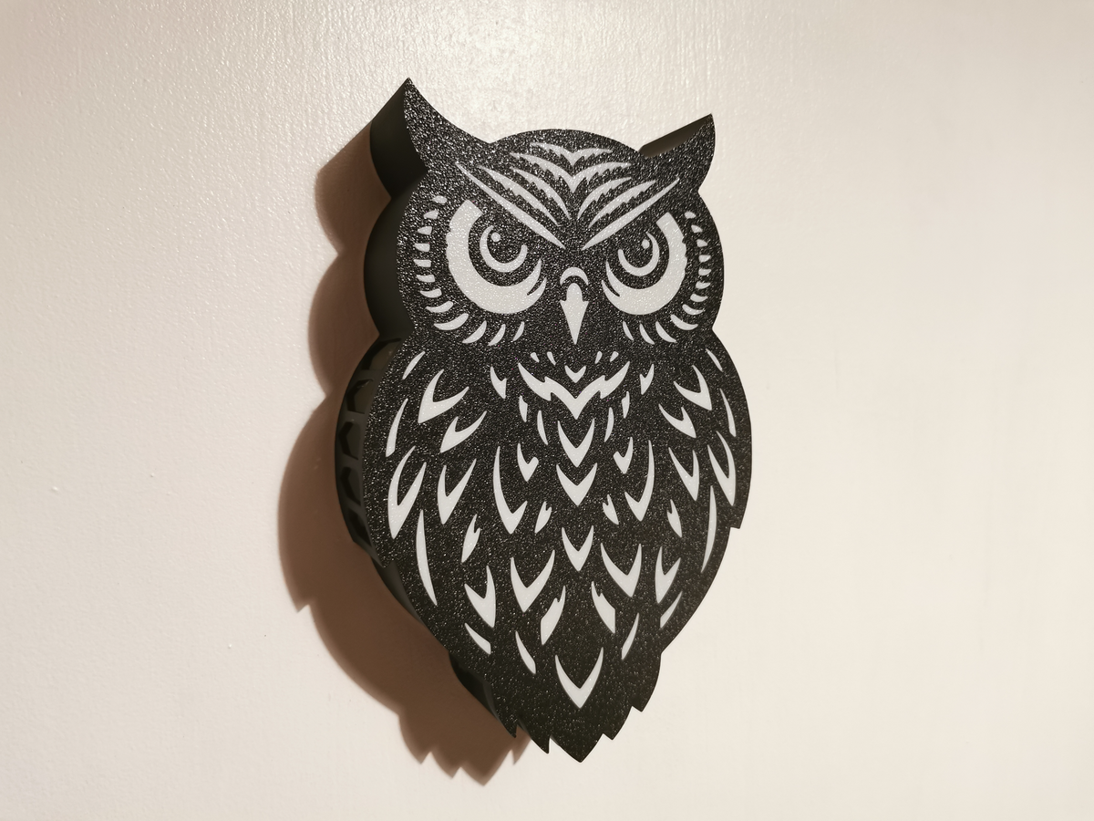 Owl-shaped wall lamp