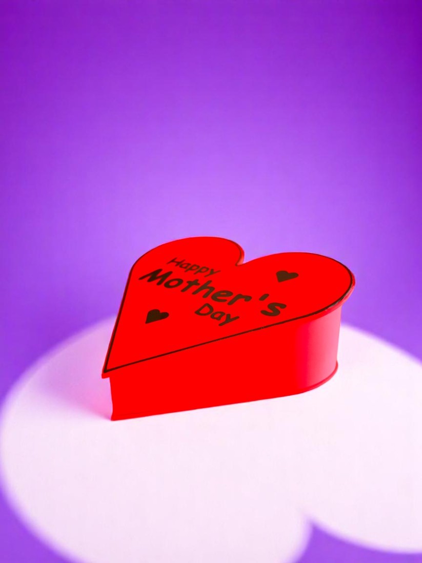 "Happy Mother's Day" Heart-Shaped Gift Box - The Perfect Red Accent for Mother's Day