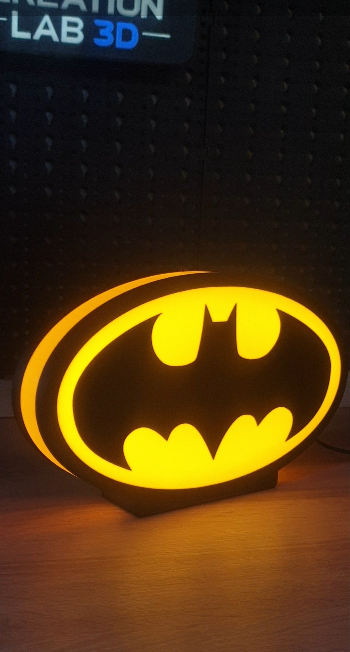 Batman Logo Lightbox – Φωτιζόμενο Διακοσμητικό Σήμα Νυχτερινού Ιππότη